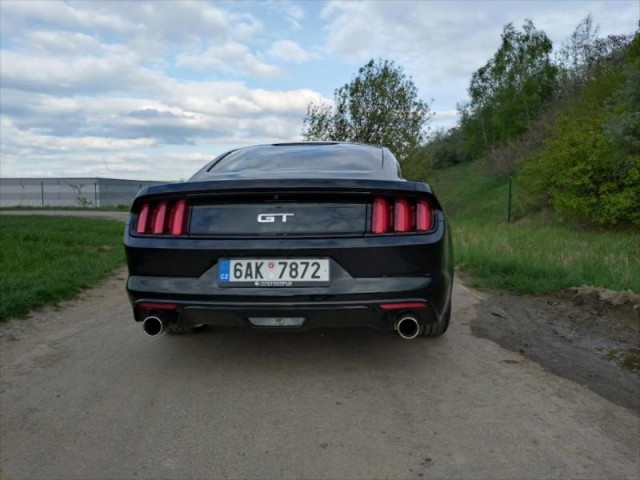 Ford Mustang 5,0   Ford Mustang GT manuál