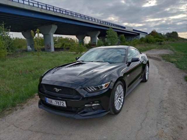 Ford Mustang 5,0   Ford Mustang GT manuál