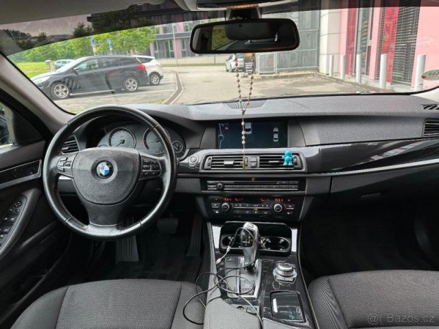 BMW Řada 5 3,0 528i  F10 528i (objem tříl